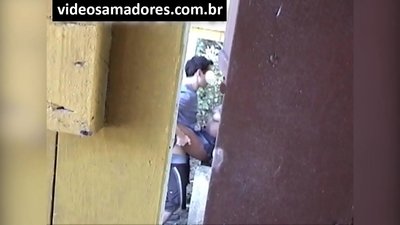 Voyeur fîlimê hevjîna ciwan dikişîne heya ku ew dîmenên vîdyoyê keşif dike